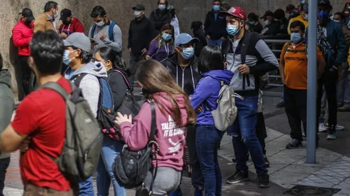 Gran cantidad de persona realiza fila en el Banco Estado