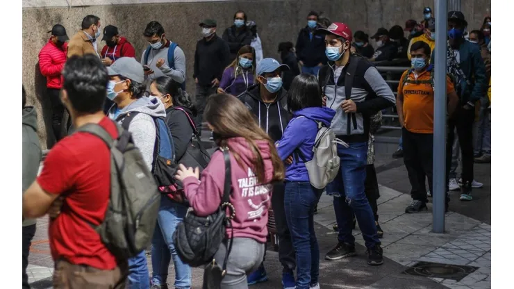 Gran cantidad de persona realiza fila en el Banco Estado