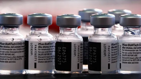 Vacuna Pfizer podría necesitar de una tercera dosis