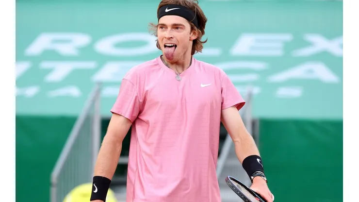 El ruso sacó del camino a Rafa Nadal