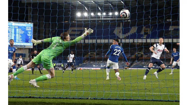 Harry Kane respondió con doblete a los dos tantos de Gylfi Sigurdsson,