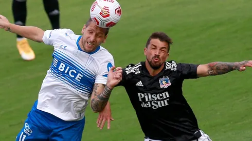 El argentino Luciano Aued y el peruano de origen uruguayo Gabriel Costa disputan el balón en el clásico entre Universidad Católica y Colo Colo