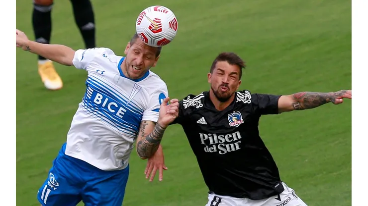 El argentino Luciano Aued y el peruano de origen uruguayo Gabriel Costa disputan el balón en el clásico entre Universidad Católica y Colo Colo