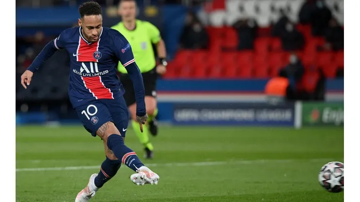 El brasileño aún no decide si renovar contrato con el PSG.