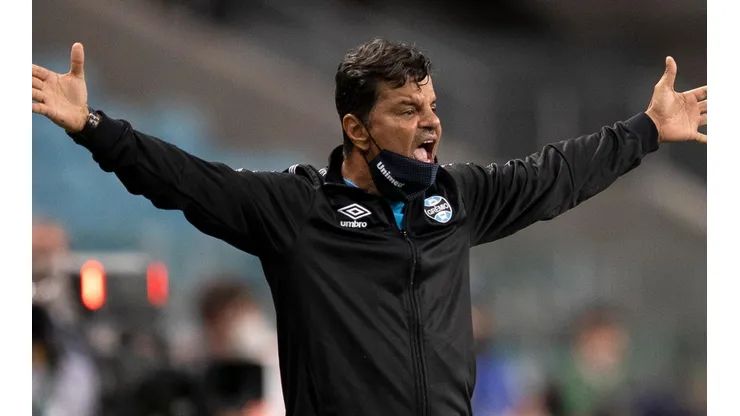 Renato Gaúcho queda afuera del banquillo de Gremio.