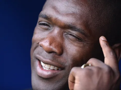 Tarjeta amarilla para los futbolistas que se tapen la boca