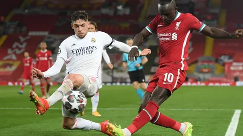 Federico Valverde fue lateral derecho de Real Madrid en Anfield.