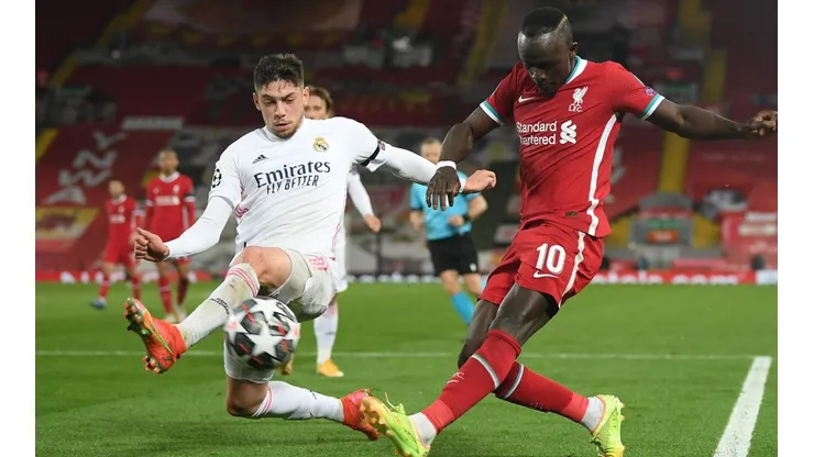 Federico Valverde fue lateral derecho de Real Madrid en Anfield.