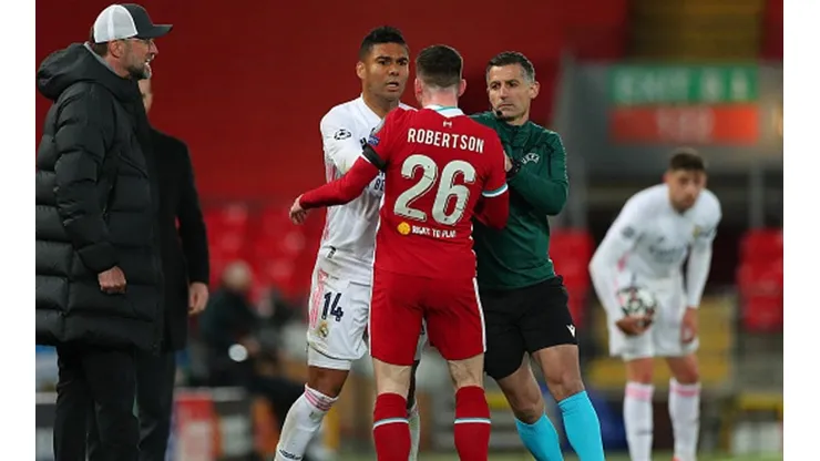 Andrew Robertson increpa a Casemiro tras el patadón a Milner en el Liverpool-Real Madrid.