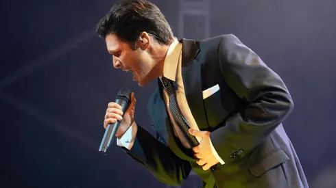 Diego Boneta sobre el escenario transformado en el Sol de México, para "Luis Miguel, la serie".