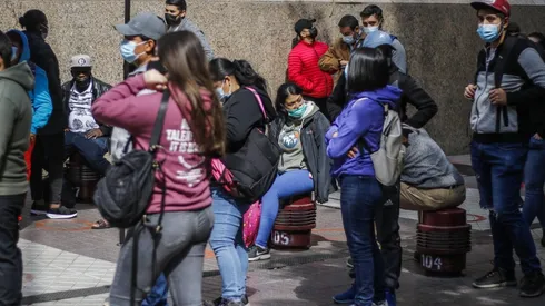 Gran cantidad de persona realiza fila en el Banco Estado