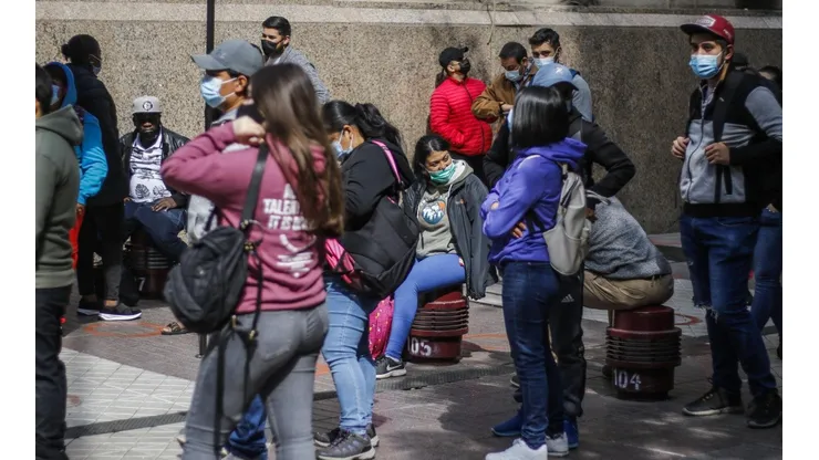 Gran cantidad de persona realiza fila en el Banco Estado