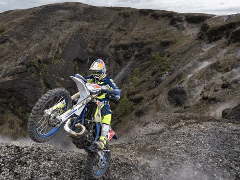 Ganador del Six Days de Chile se luce subiendo volcán en moto