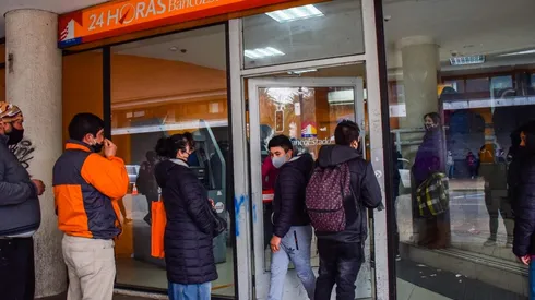 Fila afuera de sucursal de Banco Estado