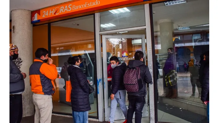 Fila afuera de sucursal de Banco Estado