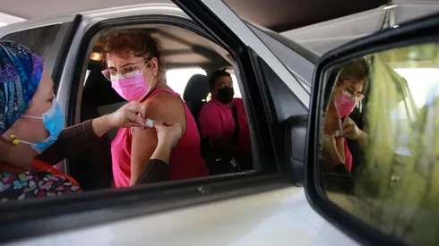 Operativo de inoculación al auto a personas sanas en Espacio Riesco