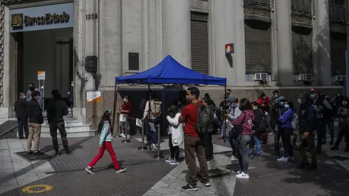 Gran cantidad de persona realiza fila en el Banco Estado