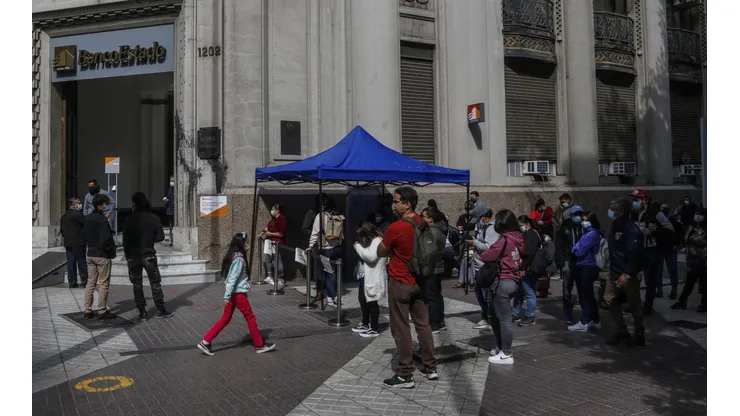 Gran cantidad de persona realiza fila en el Banco Estado
