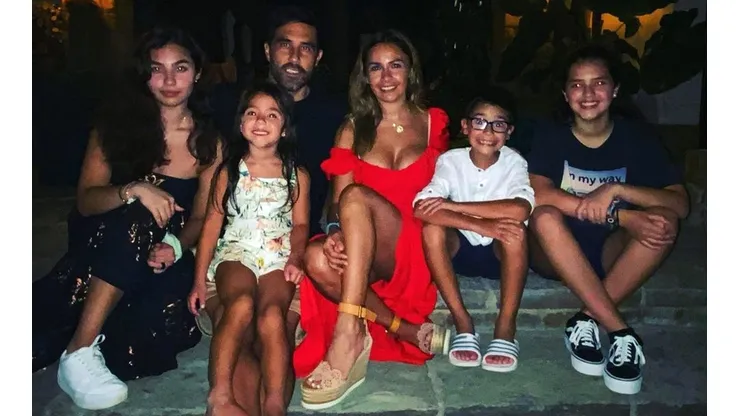 Claudio Bravo celebra su cumpleaños como "The Chilean Wall"