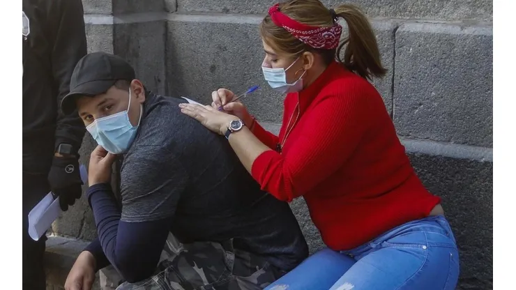 Centenares de migrantes se han agolpado en calle Catedral para regularizar la situación.