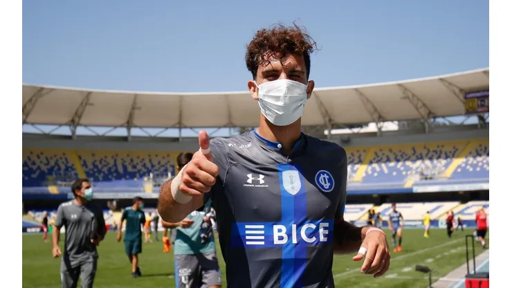 Ignacio Saavedra con una mascarilla en Universidad Católica
