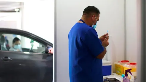 Esta semana se inocularán a menores de 50 años.