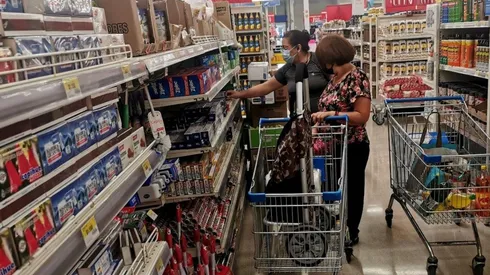 Cada supermercado tiene su horario según lo disponga, dentro de lo permitido por el Ministerio de Salud.