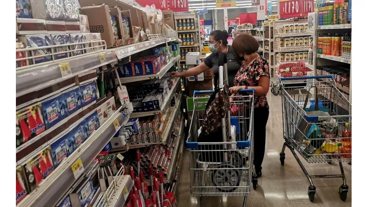 Cada supermercado tiene su horario según lo disponga, dentro de lo permitido por el Ministerio de Salud.