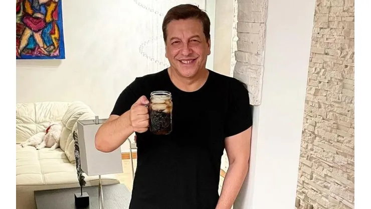 Julio César Rodríguez "piscoleando" antes de vacunarse.