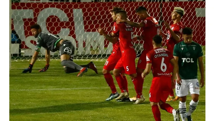 Valdivia marca su primer gol con la camiseta cementera.