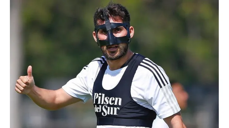 César Fuentes vuelve enmascarado a la formación de Colo Colo.