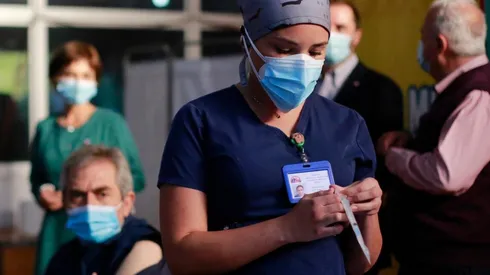 La vacuna no es infalible, pero su principal contribución es reducir la letalidad y la intensidad del virus.