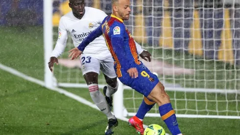 Koeman aumentó la polémica del posible penal de Mendy sobre Braithwaite.