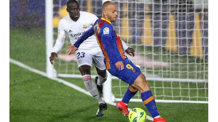 Koeman aumentó la polémica del posible penal de Mendy sobre Braithwaite.