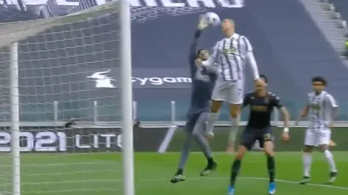 Cristiano se elevó más que el arquero con sus manos