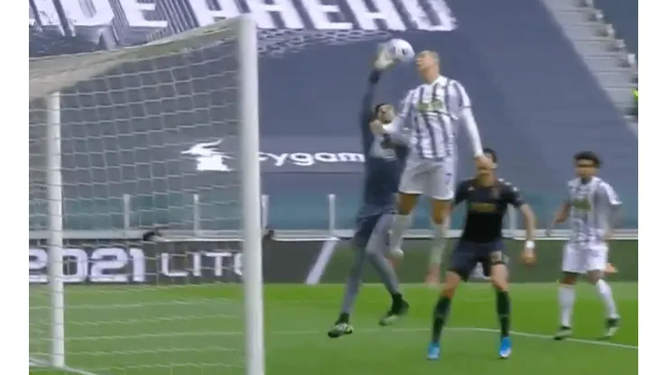 Cristiano se elevó más que el arquero con sus manos