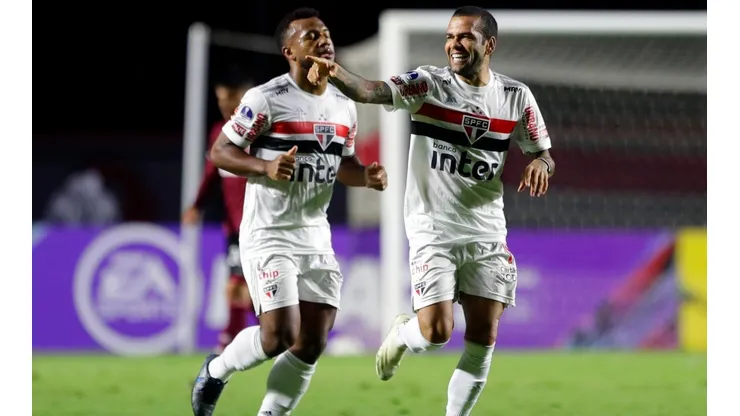 Dani Alves anotó un golazo