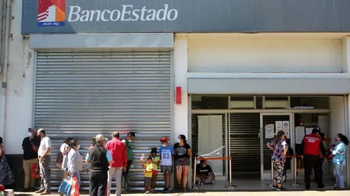 Personas hacen fila afuera de sucursal de Banco Estado | Foto: Agencia Uno