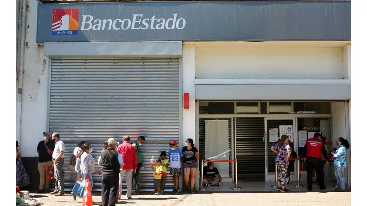 Personas hacen fila afuera de sucursal de Banco Estado | Foto: Agencia Uno