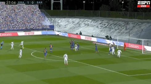 Toni Kroos tuvo un toque de suerte en el cobro de su tiro libre.