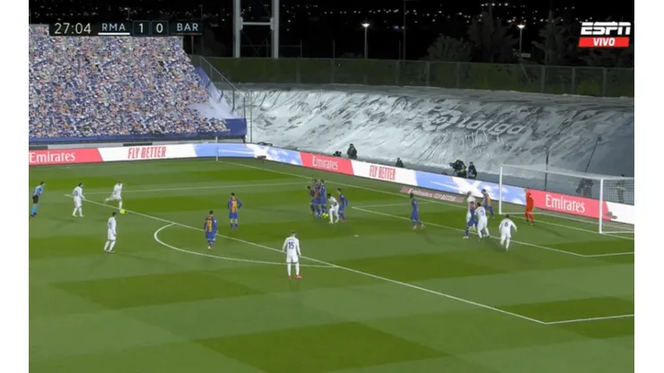 Toni Kroos tuvo un toque de suerte en el cobro de su tiro libre.