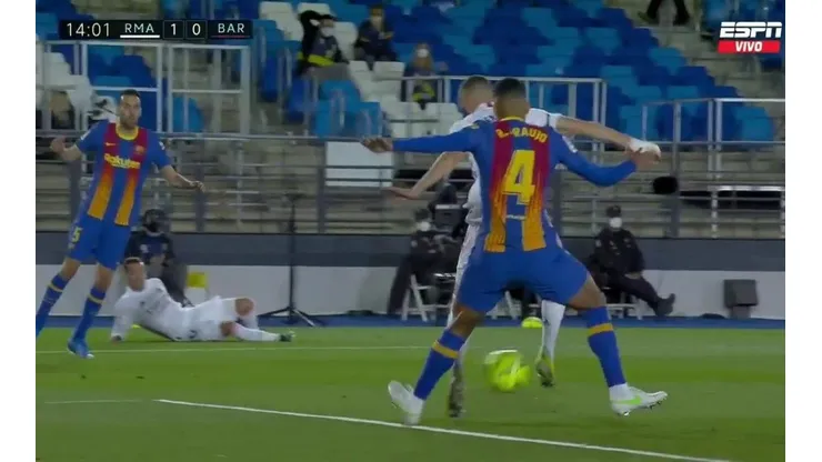 Taquito y golazo de Karim Benzema para el Real Madrid en el derbi contra Barcelona.