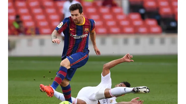 Real Madrid y Barcelona protagonizan este sábado un nuevo clásico del fútbol español, el que será seguido, sin duda, por todo el mundo.