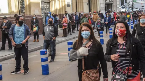 Largas filas para trámites bancarios