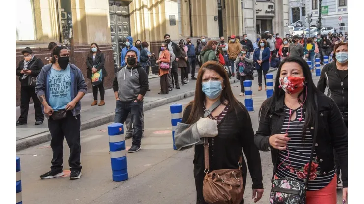 Largas filas para trámites bancarios