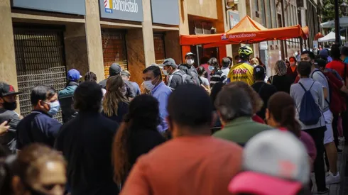 Personas esperando para el retiro de un bono