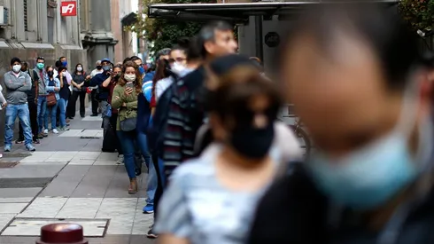 Gran cantidad de personas esperan cobrar el bono Covid-19