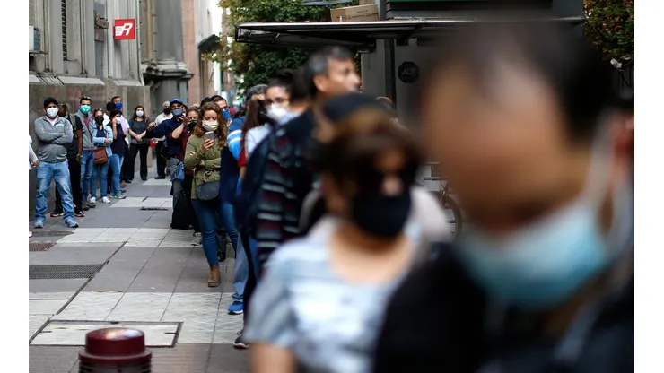 Gran cantidad de personas esperan cobrar el bono Covid-19
