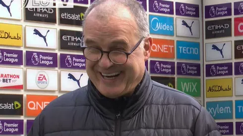 Bielsa y su amplia sonrisa tras el triunfo del Leeds contra Manchester City de Guardiola.
