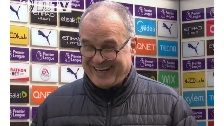 Bielsa y su amplia sonrisa tras el triunfo del Leeds contra Manchester City de Guardiola.